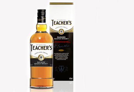 Бутылка виски Teacher's объемом 0,7 л в подарочной упаковке